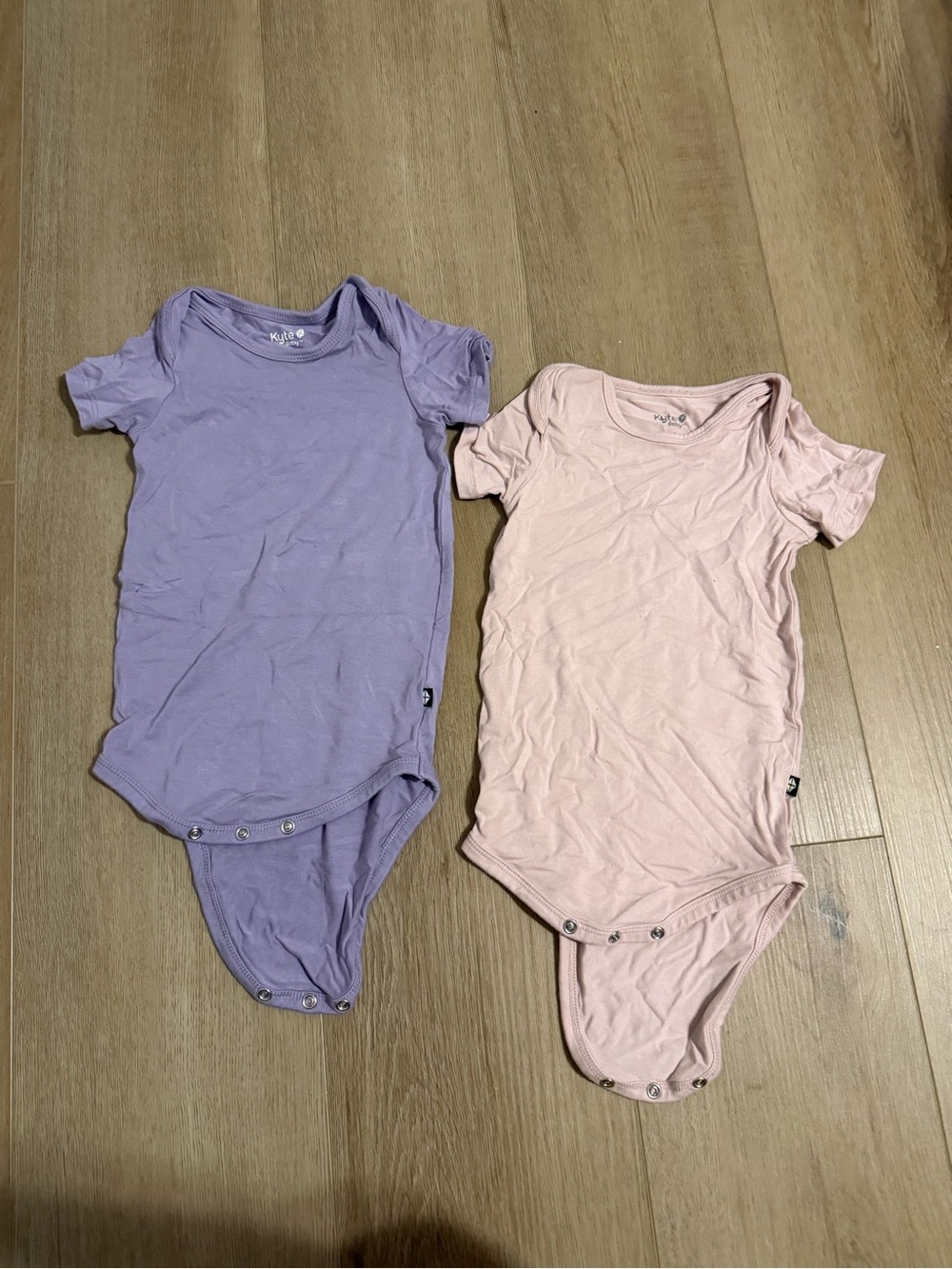 Kyte Baby Short Sleeve Bodysuit Set - Lavender & Light Pink
